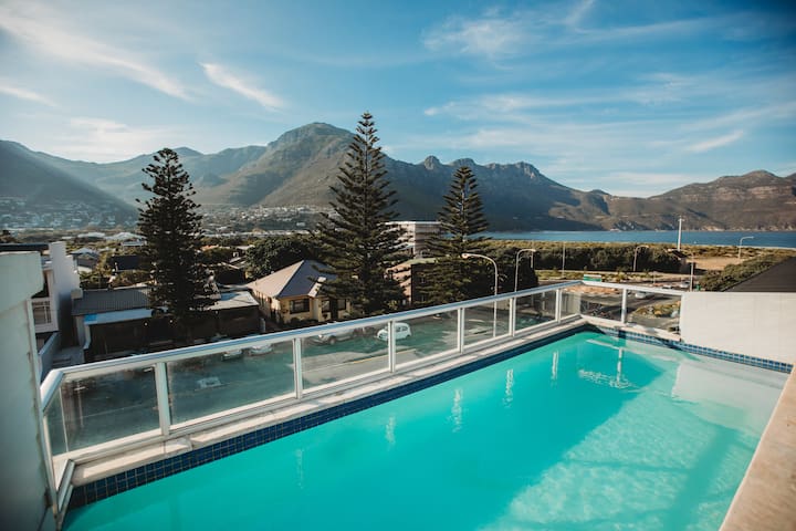 2-Bed Seaview Apartment, Steps from the Beach