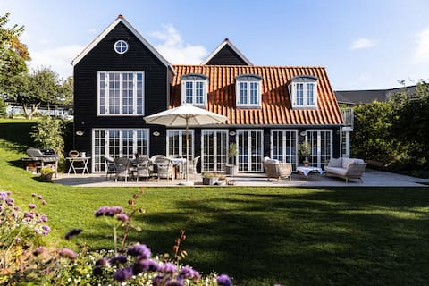 Idyllic pearl - direct access to the water in the garden