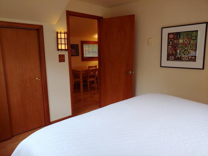 Spálňa v apartmáne s výhľadom do obývacieho priestoru a šatníka