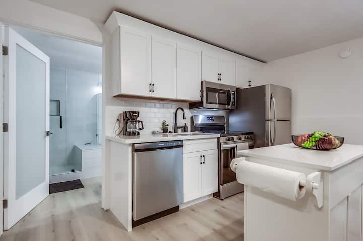 Luxury Remodel – Walk To Beach & 3rd St Promenade - Santa Monica, CA