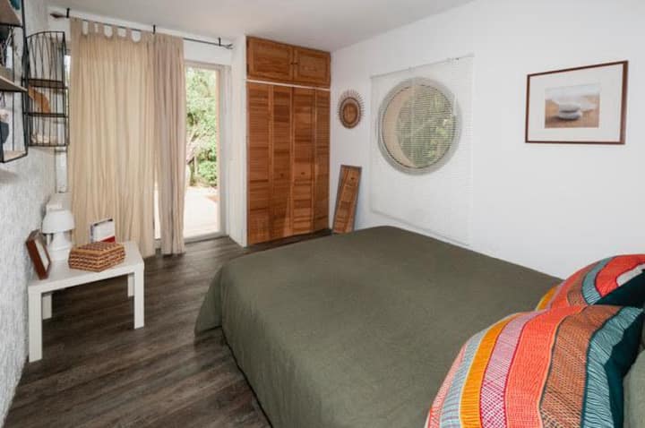 Chumba cha kulala kinachoangalia msitu wa misonobari, kitanda cha sentimita 160, kabati la nguo, kipofu