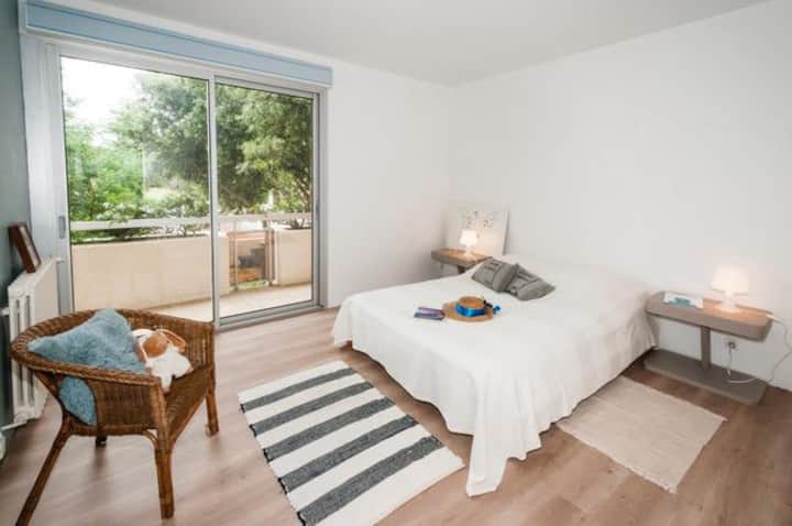 chumba cha kulala mara mbili, kitanda cha sentimita 160, kabati la nguo, kipofu cha umeme