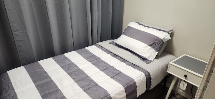 jednolôžko v malej izbe pripojenej k bdrm 2