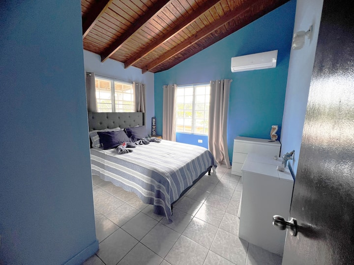 Dhoma kryesore e gjumit me qasje të drejtpërdrejtë në banjë. Madhësia "queen".