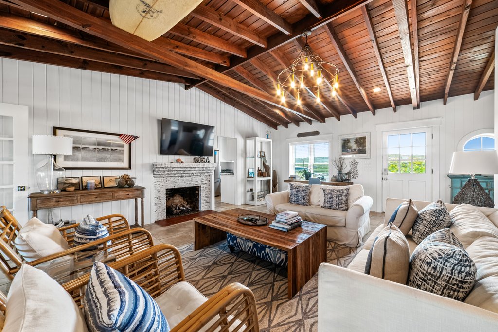 Popular Airbnb listing: Retro Beachfront Cottage! in Jacksonville