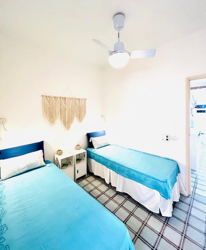 Chumba cha kulala - vitanda viwili vya mtu mmoja vinaweza kuwa kitanda cha watu wawili. Chumba hicho kina viango vya nguo, droo za kuteleza na feni ya dari. 