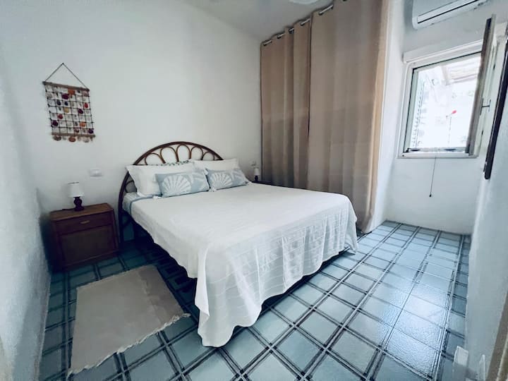 Chumba cha kulala cha watu wawili kilicho na kabati la nguo mbili na feni