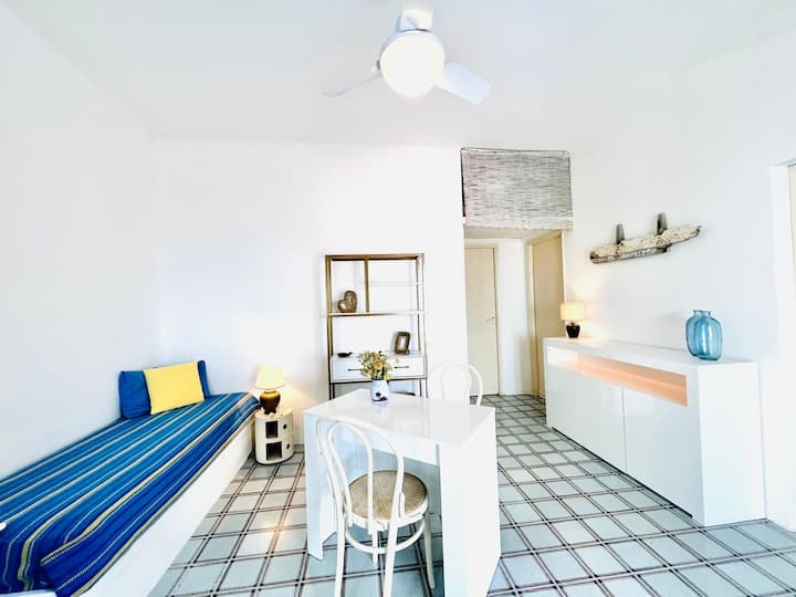 Sebule ina meza ya kulia inayoweza kupanuliwa, televisheni iliyo na kificho cha satelaiti, feni ya dari yenye kasi nyingi, vitanda viwili vya sofa na sanduku la vitabu lenye vitabu na ramani za kisiwa hicho. 