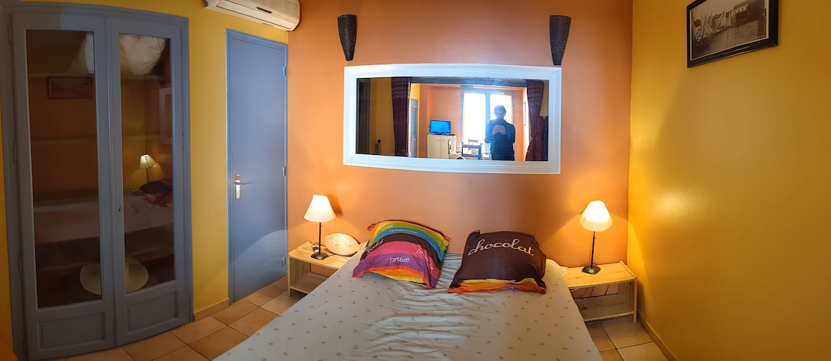 ниша със спалня с двойно легло