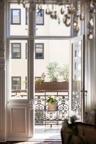 Autumn in Oslo by the Royal Castle gallery image 2