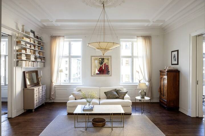 Autumn in Oslo by the Royal Castle gallery image 5