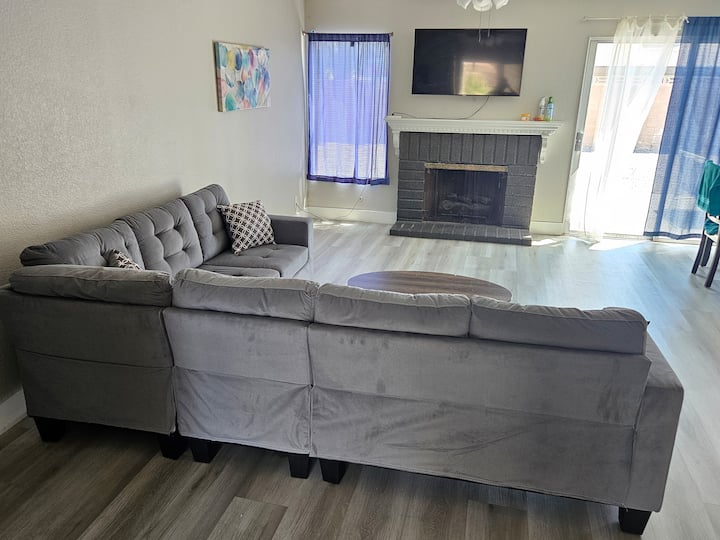5 Br 2 Ba Single Story Family Home W/ Rv Parking! - Las Vegas, NV