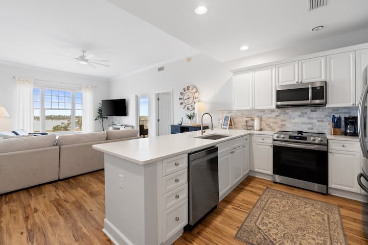 2-br Waterfront Condo Resort (W/ Pool, Spa, Golf) -