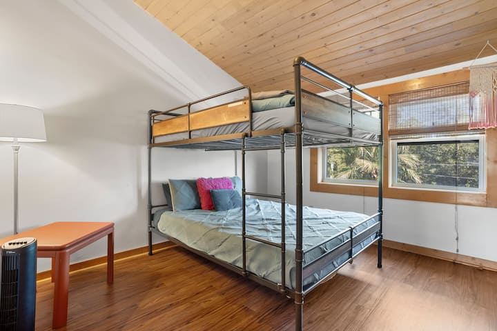 تحتوي غرفة النوم 6 في الطابق العلوي بجوار غرفة طاولة البلياردو على سرير كبير بطابقين.  