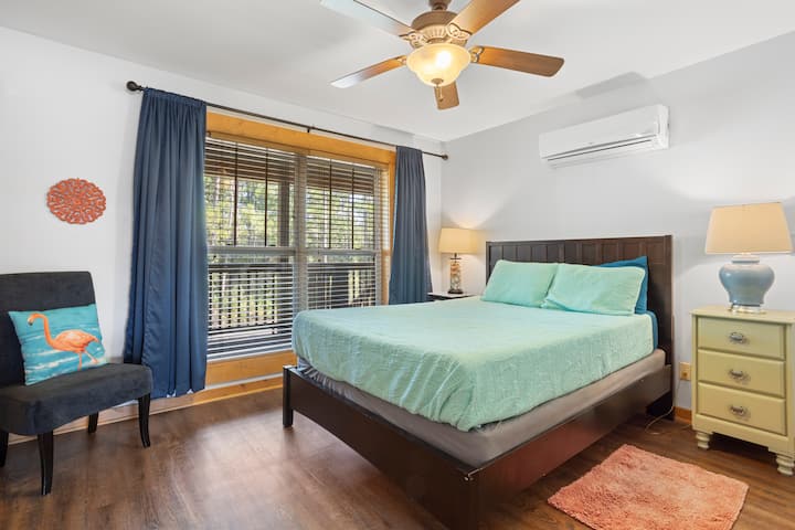 غرفة النوم 2 مقابل غرفة النوم الرئيسية مباشرة. 