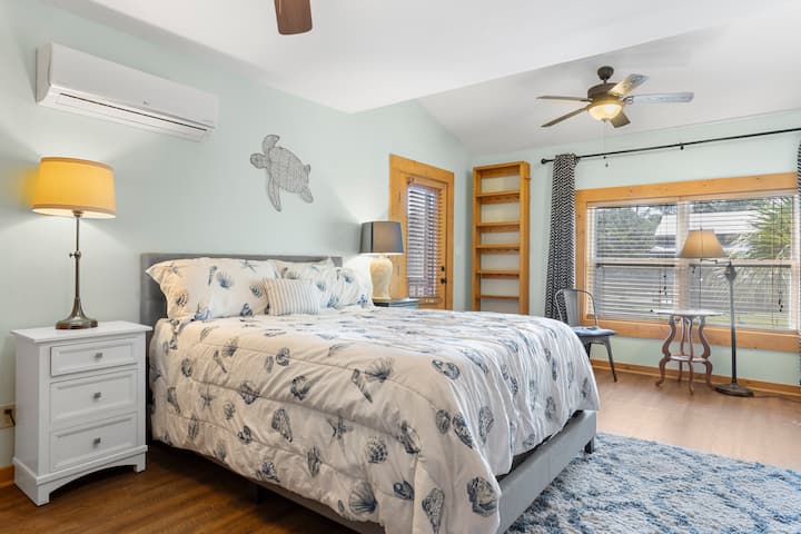 غرفة نوم رئيسية مع مدخل خاص من الشرفة الخلفية.  