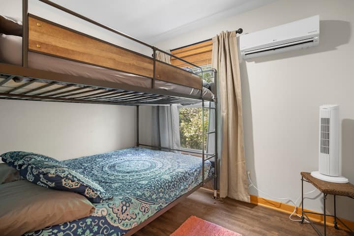 غرفة نوم 4 مع أسرّة بطابقين بحجم كوين.  