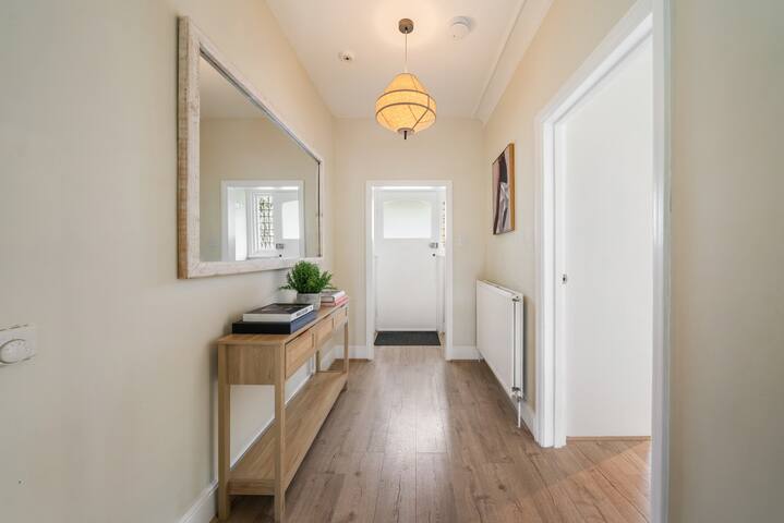 6 bedroom contemporary home gallery image 4