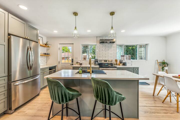 City Park Modern Escape | 5BR Family/Pet Friendly gallery image 2