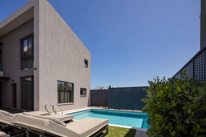 Coastal living w/ Daily Housekeeping by etouri