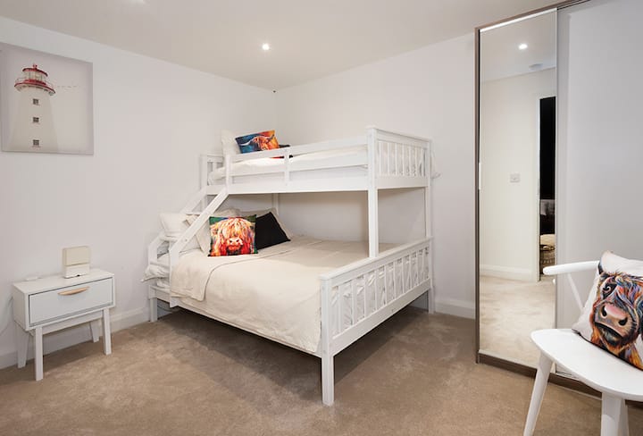 bedroom 4 on basement level. The bunk bed is made up of a double (140x200m) and single (90x200m). Note that this room doesn’t have a window which is great for the summer when it hardly gets dark at night!