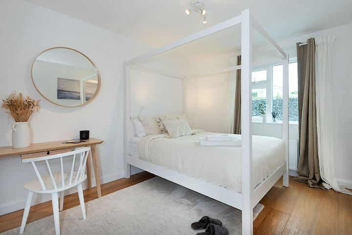Bedroom 2 on the ground floor is the most spacious (Double- 140x200m)