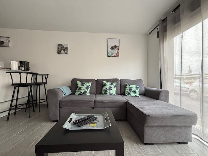 Sala de estar con sofá grande y mesa de café