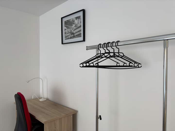 Perchas en la habitación