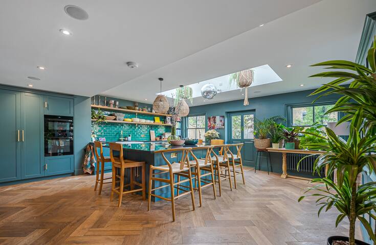 Beautiful, 5BR family home with garden, near tube. gallery image 2