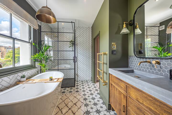 Beautiful, 5BR family home with garden, near tube. gallery image 4