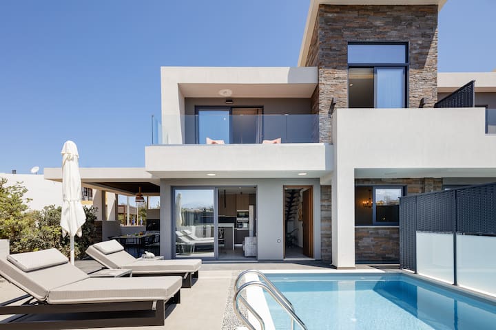 Beachside Living w/ Daily Housekeeping by etouri