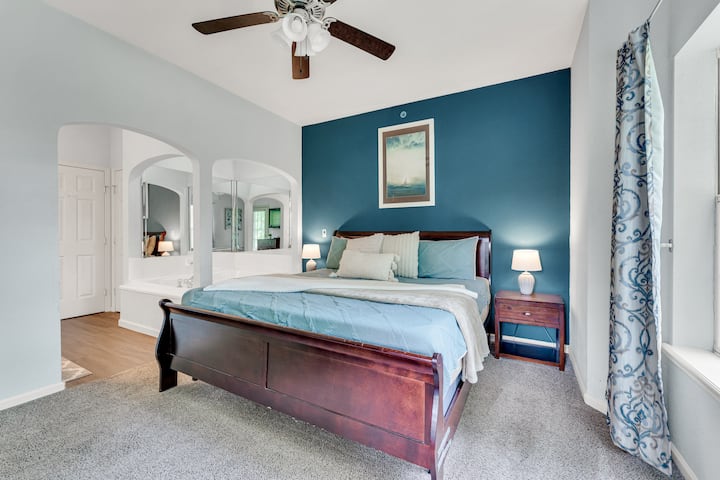 Отдайте се на спокойния главен апартамент, оборудван с плюшено двойно легло king size, баня с хидромасажна вана и душ и смарт телевизор за забавление.