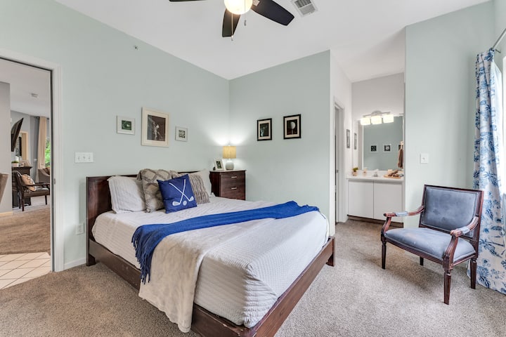 Насладете се на втората спалня с голф тематика и собствена баня.