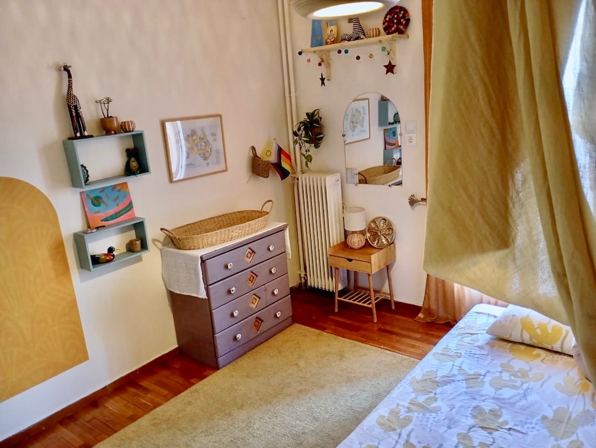 Kifua cha droo kwa ajili ya uhifadhi wa ziada wa nguo.