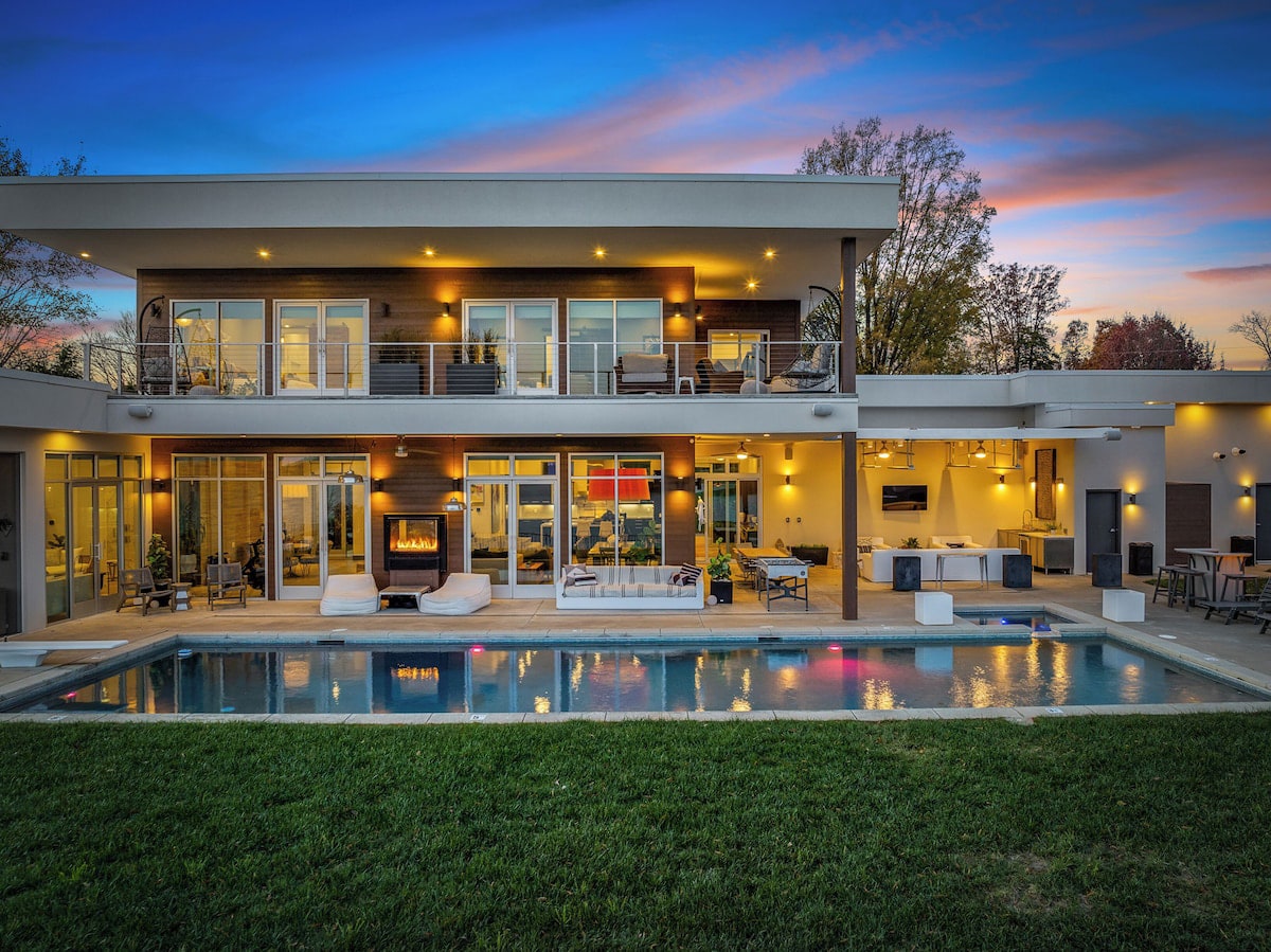 Lake Norman Lakefront - Pickleball, Hot Tub, Pool