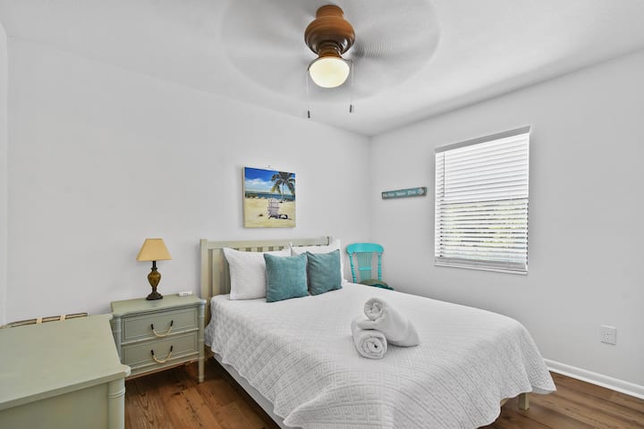 Chambre également équipée d'un lit Queen Size avec matelas Avocado.
