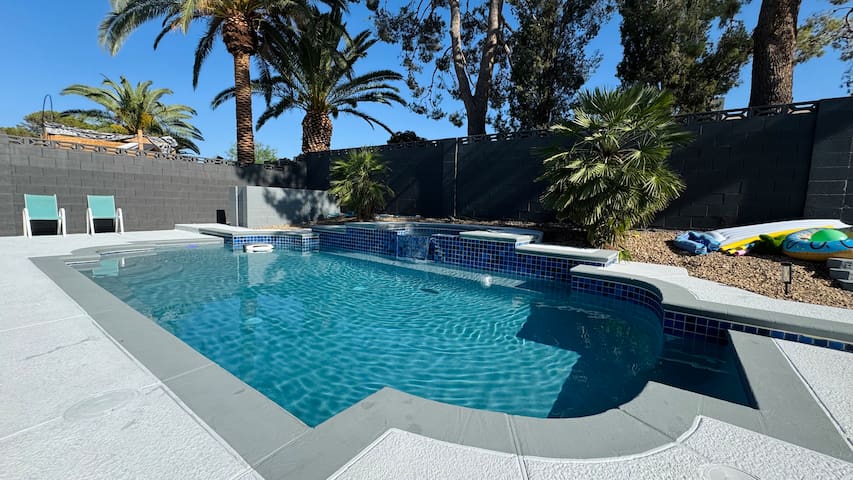 Captivating Modern Home w/ Pool + Jacuzzi + Gym gallery image 4