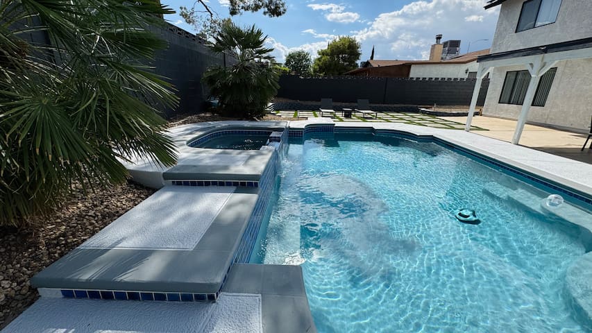 Captivating Modern Home w/ Pool + Jacuzzi + Gym