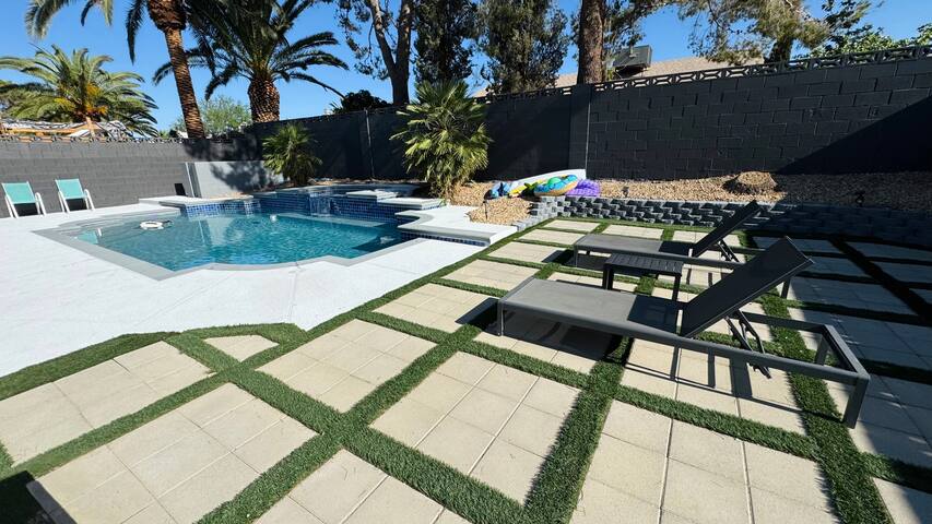 Captivating Modern Home w/ Pool + Jacuzzi + Gym gallery image 5