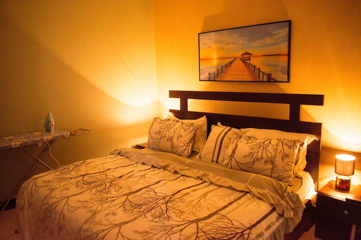 Uživajte u čistom luksuzu. Uronite u ovaj plišani bračni krevet, okupan toplom rasvjetom i savršen za odmor, spavanje ili čitanje knjige