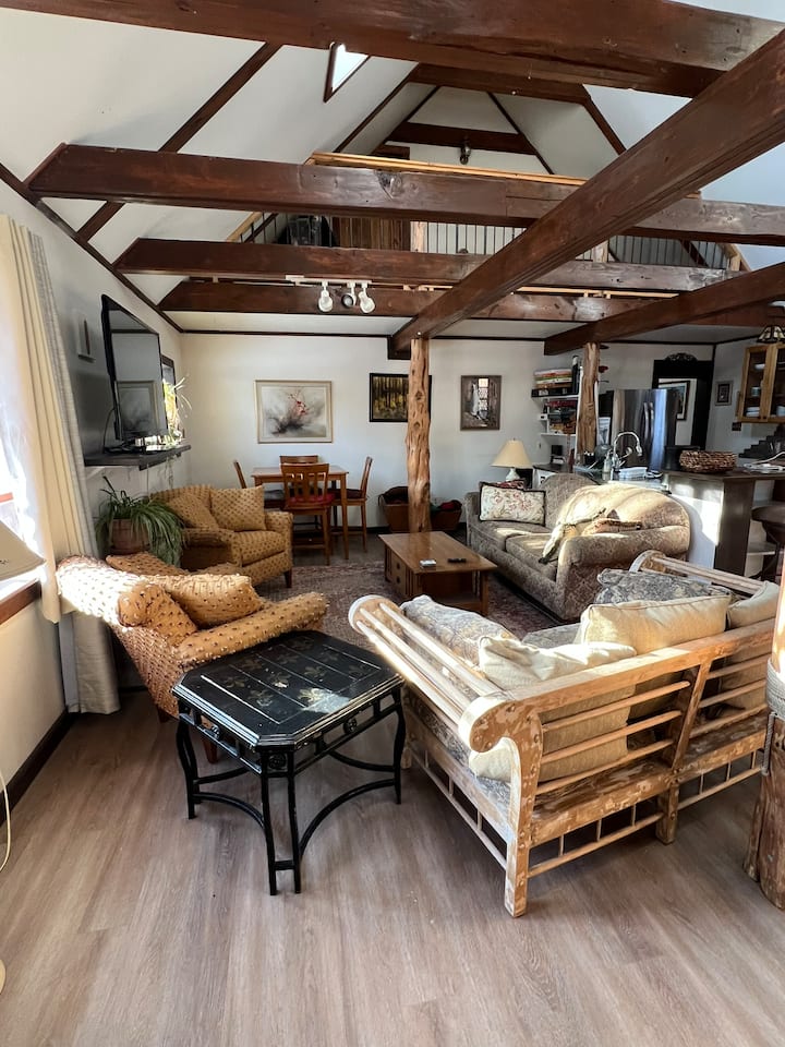 Mwonekano wa sebule kutoka kwenye mlango wa mbele.