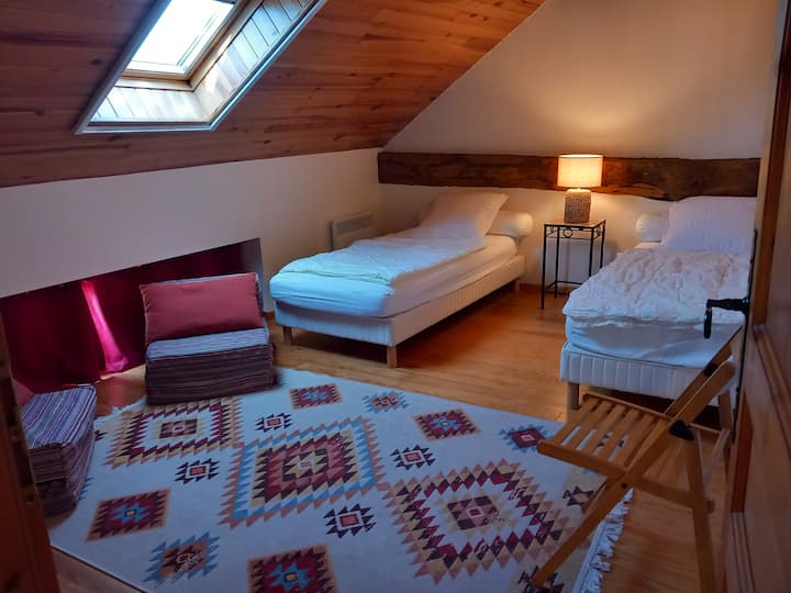 Chambre chaleureuse, avec 2 lits en 90 cm, couettes, plus 2 chauffeuses d'appoint