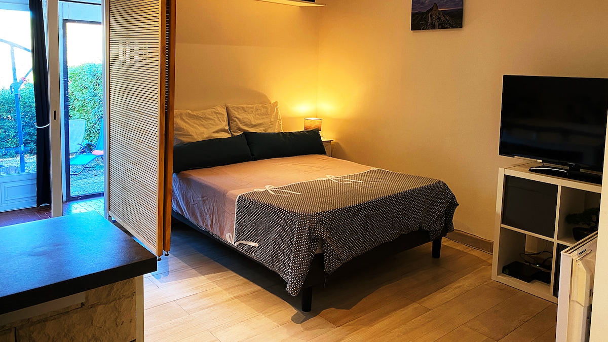 Voici votre espace chambre, la literie confortable changée en 2022 pour vous garantir de belles nuits de sommeil.