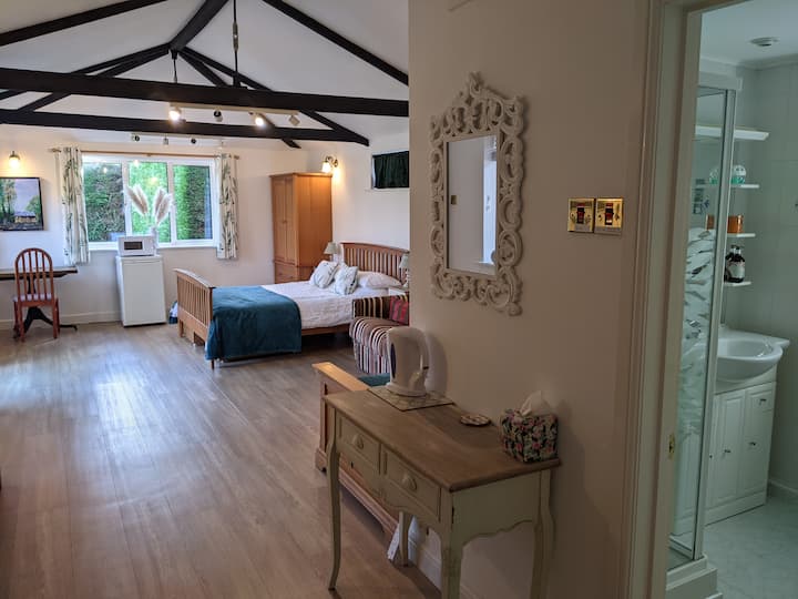 Large Ensuite Family Room, Private Access - Lyndhurst