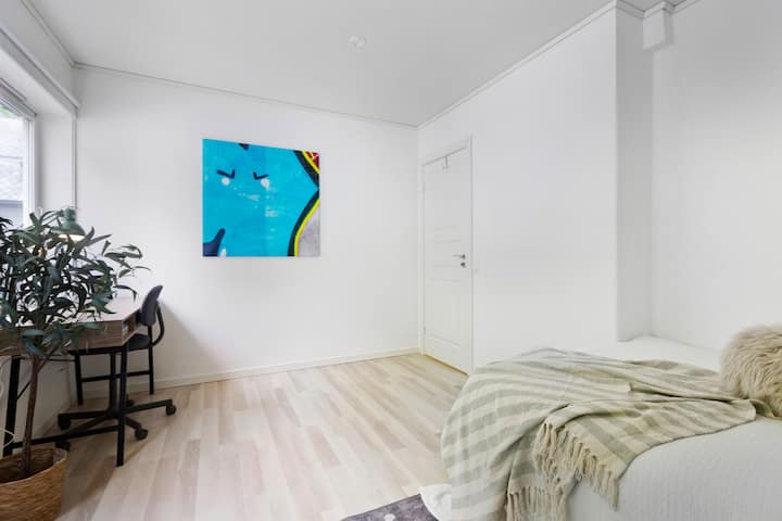 Picha "imepambwa" - maelezo yote madogo kama vile mimea/picha/mito huenda yasiwe kwenye fleti.