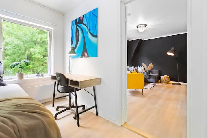 Picha "imepambwa" - maelezo yote madogo kama vile mimea/picha/mito huenda yasiwe kwenye fleti.