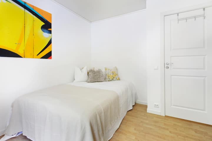 Picha "imepambwa" - maelezo yote madogo kama vile mimea/picha/mito huenda yasiwe kwenye fleti.