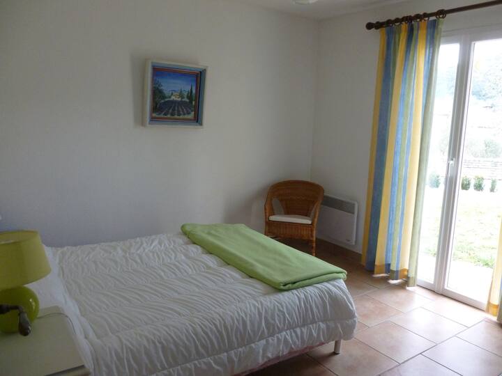 Lit 140x190
2 jastëkë 50x50
Gardërobë
