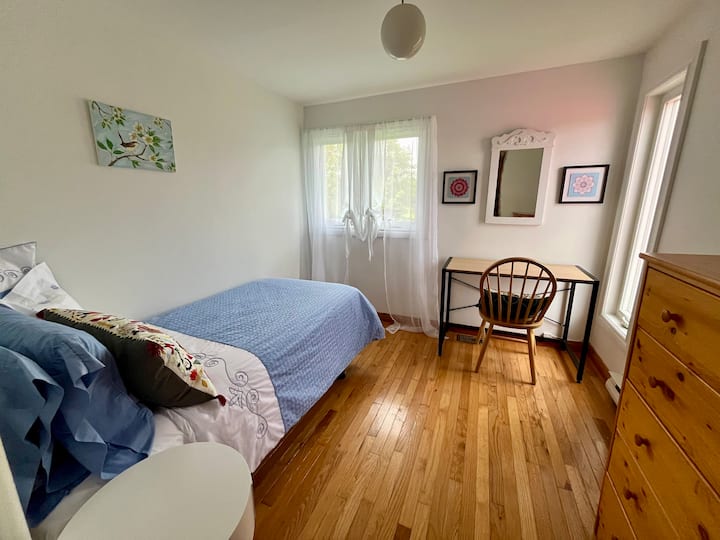 חדר שינה יחיד עם שולחן עבודה לשימוש משרדי, לפי הצורך. 