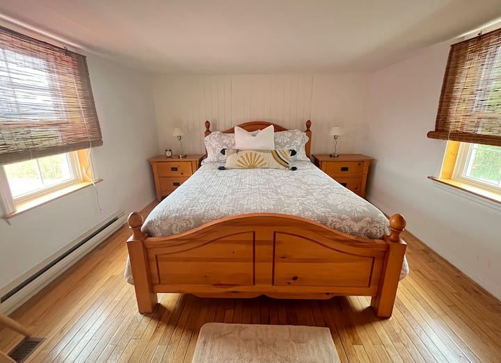 חדר שינה מלא שמש עם מיטת קווין סייז. הזריחה נכנסת לחלון מימין כשהשמש שוקעת מעל נוף של האגם דרך החלון השמאלי. זרימת אוויר מקסימה לשינת לילה טובה!

הערה: יש עלייה קטנה לחדר